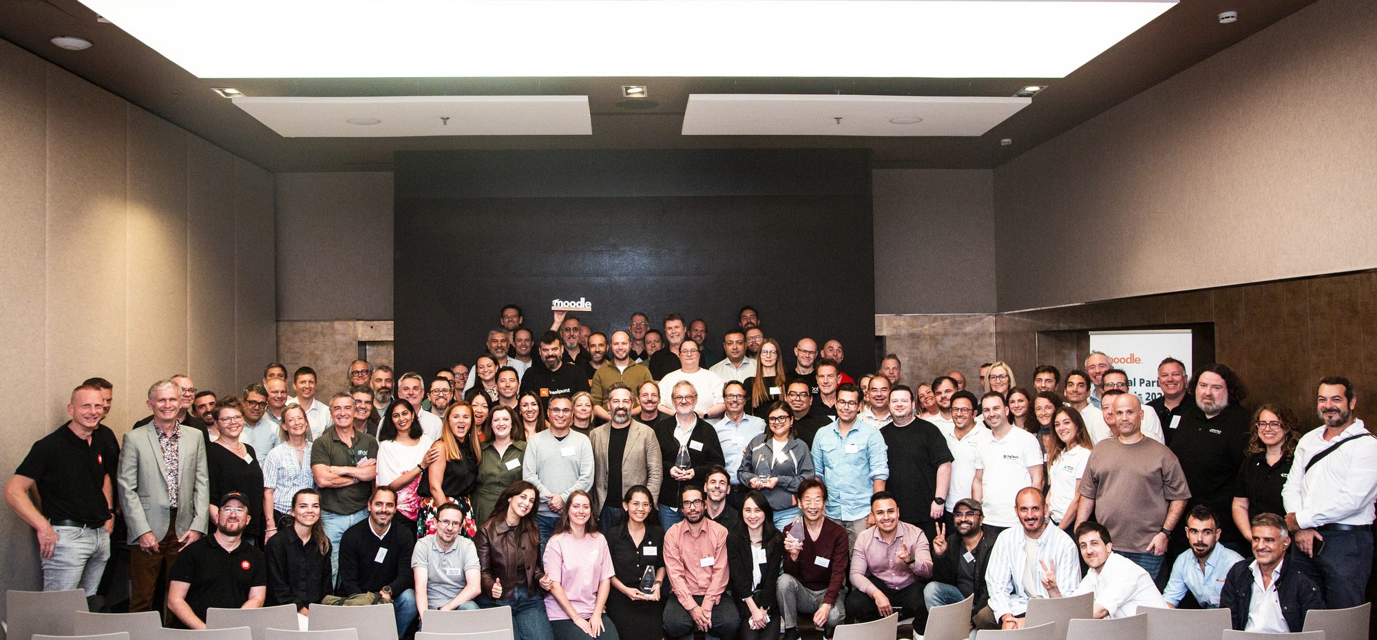 Foto de grupo de los partners de Moodle en el Global Partner Summit 2026 de Barcelona